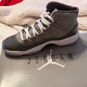 Air Jordan 11 retros GS 4.5y medium grey 2021